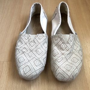 Toms White and Tan Neutral Woven Geometric Southwestern Aztec Flats, size W7.5